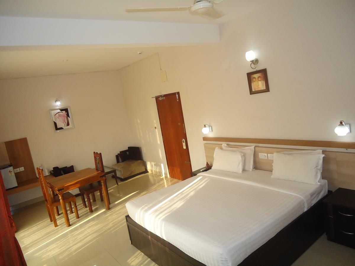 Hotel Polariz Parassinikkadavu Room photo
